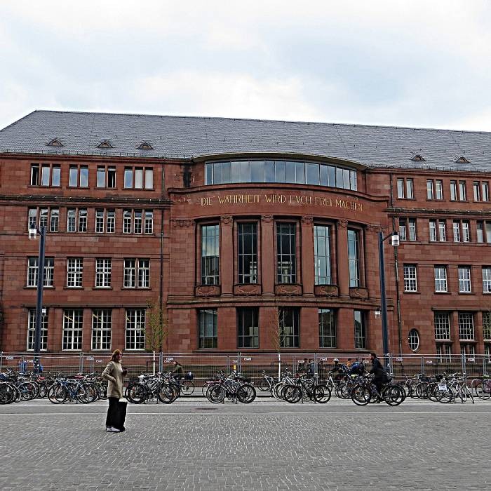 ALBERT-LUDWİGS ÜNİVERSİTESİ DÜNYA SIRALAMASI 192 YILLIK BÖLÜM ÜCRETİ  3200 $